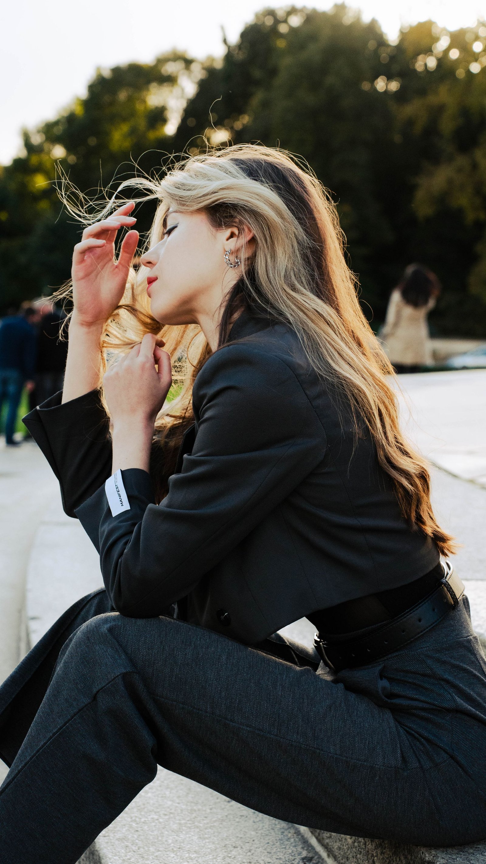 Photo éditoriale, femme élégante en extérieur